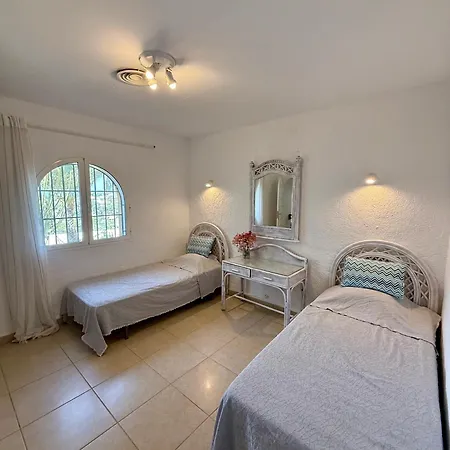 Coastal Villa, Sea Views, Private Pool, Bbq & Outdoor Dining Villa *